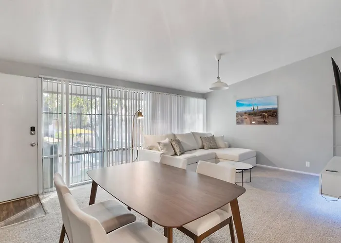 Stylish 2b2b With Free Parking Apartment *