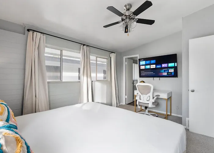 Stylish 2b2b With Free Parking Apartment Scottsdale