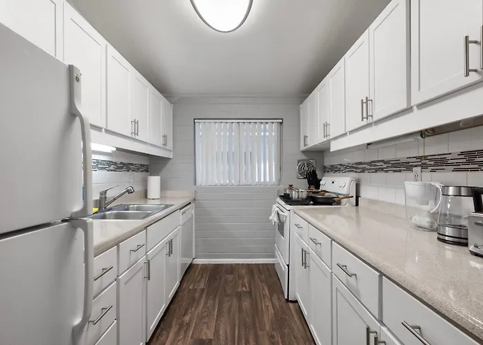 Stylish 2b2b With Free Parking Apartment *