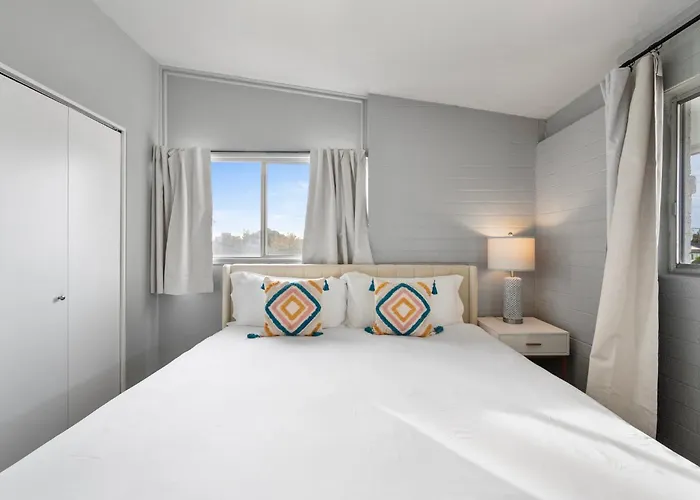 Stylish 2b2b With Free Parking Apartment